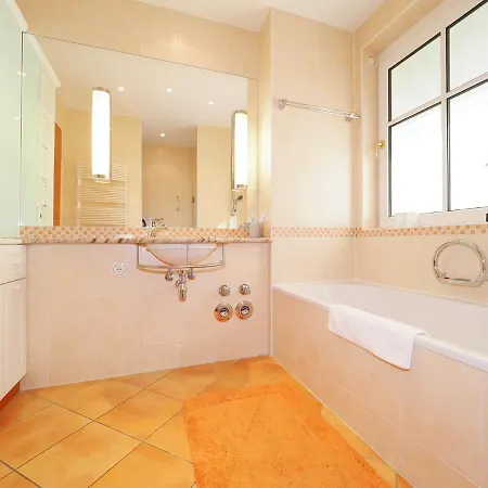 Kaiservillen - Mit 1 Schlafzimmer Und Balkon C24
